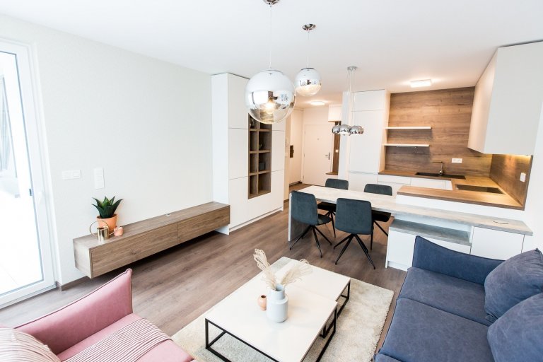 Realizácia 3i. bytu v projekte Malé Krasňany. 

Byt je navrhnutý v príjemných zemitých farbách, navodzuje hotelový štýl.&nbsp;

Kuchynská linka priamo…