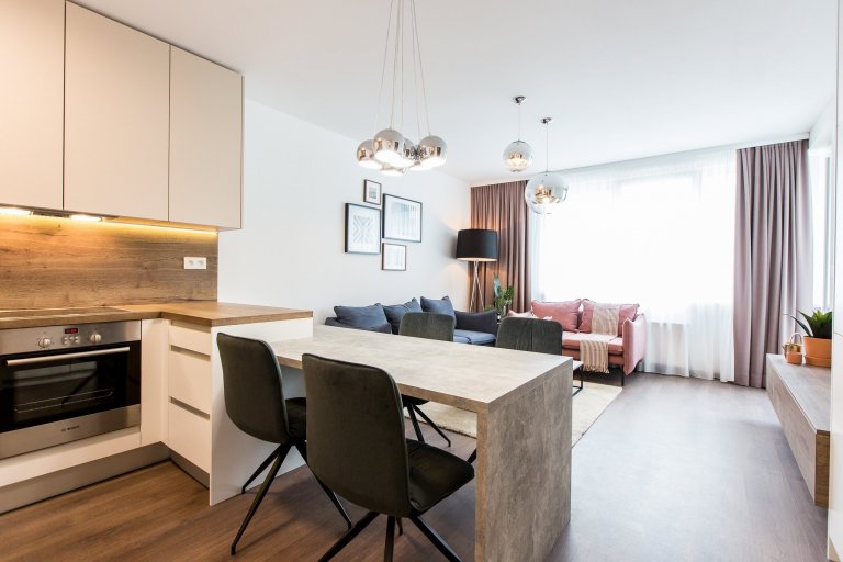 Realizácia 3i. bytu v projekte Malé Krasňany. 

Byt je navrhnutý v príjemných zemitých farbách, navodzuje hotelový štýl.&nbsp;

Kuchynská linka priamo…