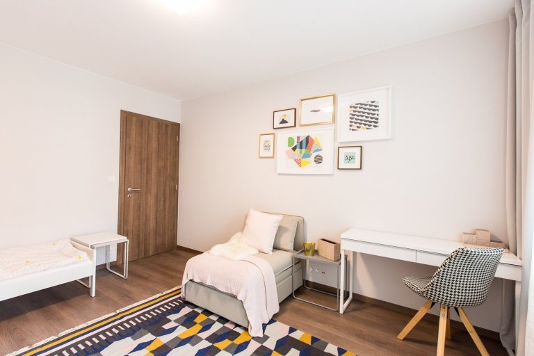 Realizácia 3i. bytu v projekte Malé Krasňany. 

Byt je navrhnutý v príjemných zemitých farbách, navodzuje hotelový štýl.&nbsp;

Kuchynská linka priamo…