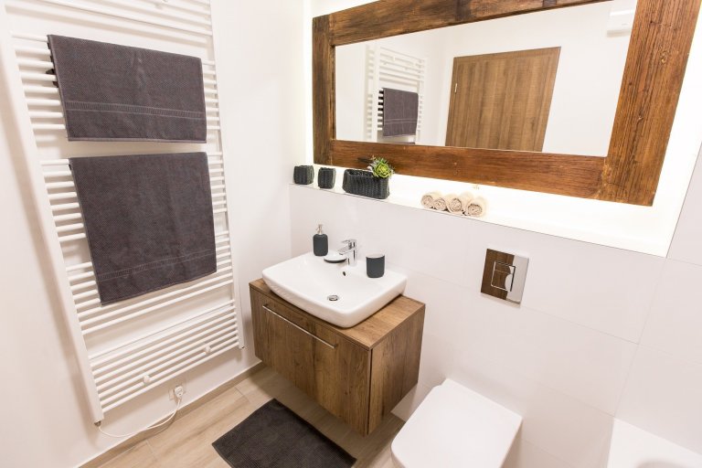 Realizácia 3i. bytu v projekte Malé Krasňany. 

Byt je navrhnutý v príjemných zemitých farbách, navodzuje hotelový štýl.&nbsp;

Kuchynská linka priamo…