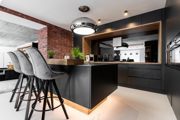 Nezvyčajná kombinácia antracitového matu s dekórom dub zlatý, ktorá bola vkusne zachovaná naprieč celým bytom (domom?), vnáša interiéru eleganciu a jemne…