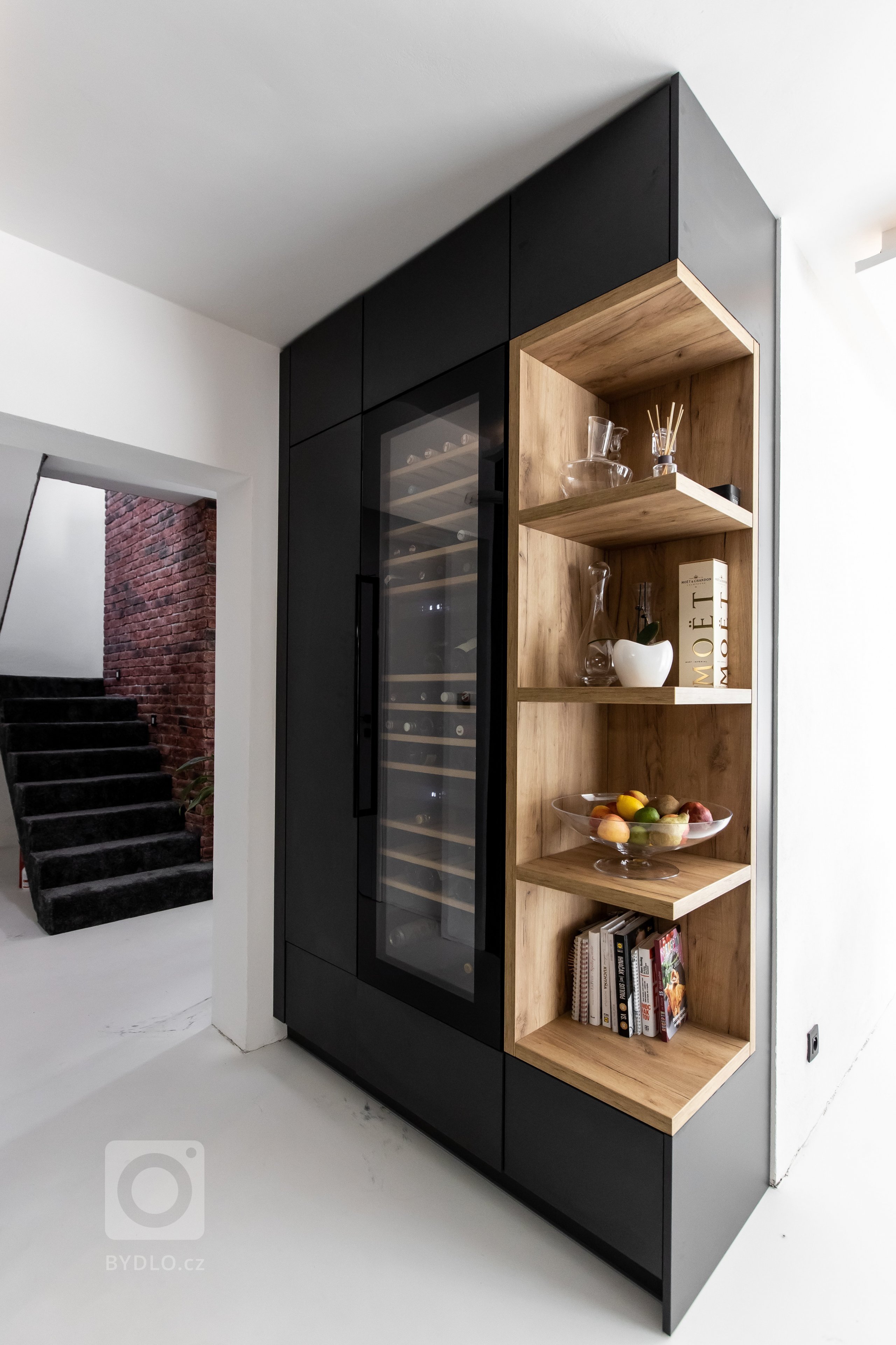 Nezvyčajná kombinácia antracitového matu s dekórom dub zlatý, ktorá bola vkusne zachovaná naprieč celým bytom (domom?), vnáša interiéru eleganciu a jemne…