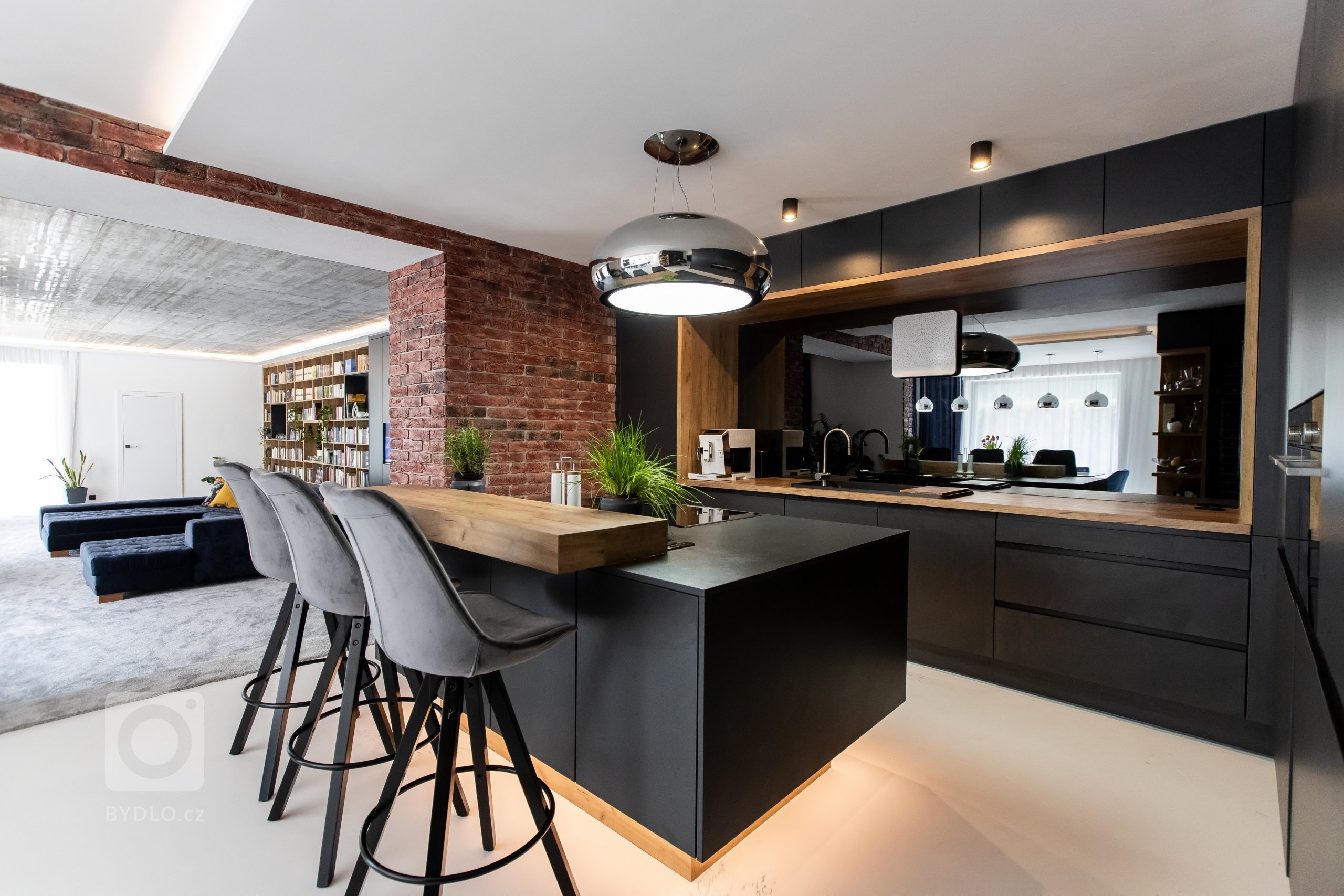 Nezvyčajná kombinácia antracitového matu s dekórom dub zlatý, ktorá bola vkusne zachovaná naprieč celým bytom (domom?), vnáša interiéru eleganciu a jemne…