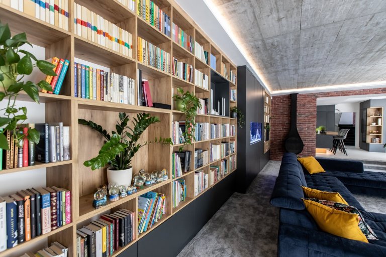 Nezvyčajná kombinácia antracitového matu s dekórom dub zlatý, ktorá bola vkusne zachovaná naprieč celým bytom (domom?), vnáša interiéru eleganciu a jemne…