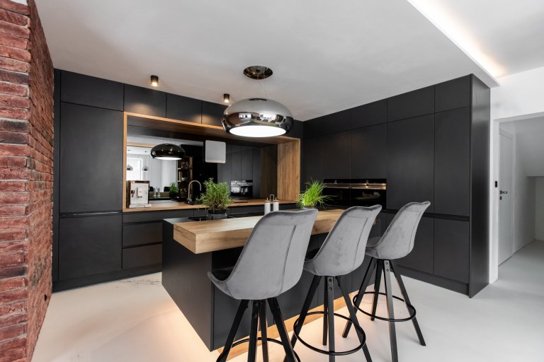 Nezvyčajná kombinácia antracitového matu s dekórom dub zlatý, ktorá bola vkusne zachovaná naprieč celým bytom (domom?), vnáša interiéru eleganciu a jemne…