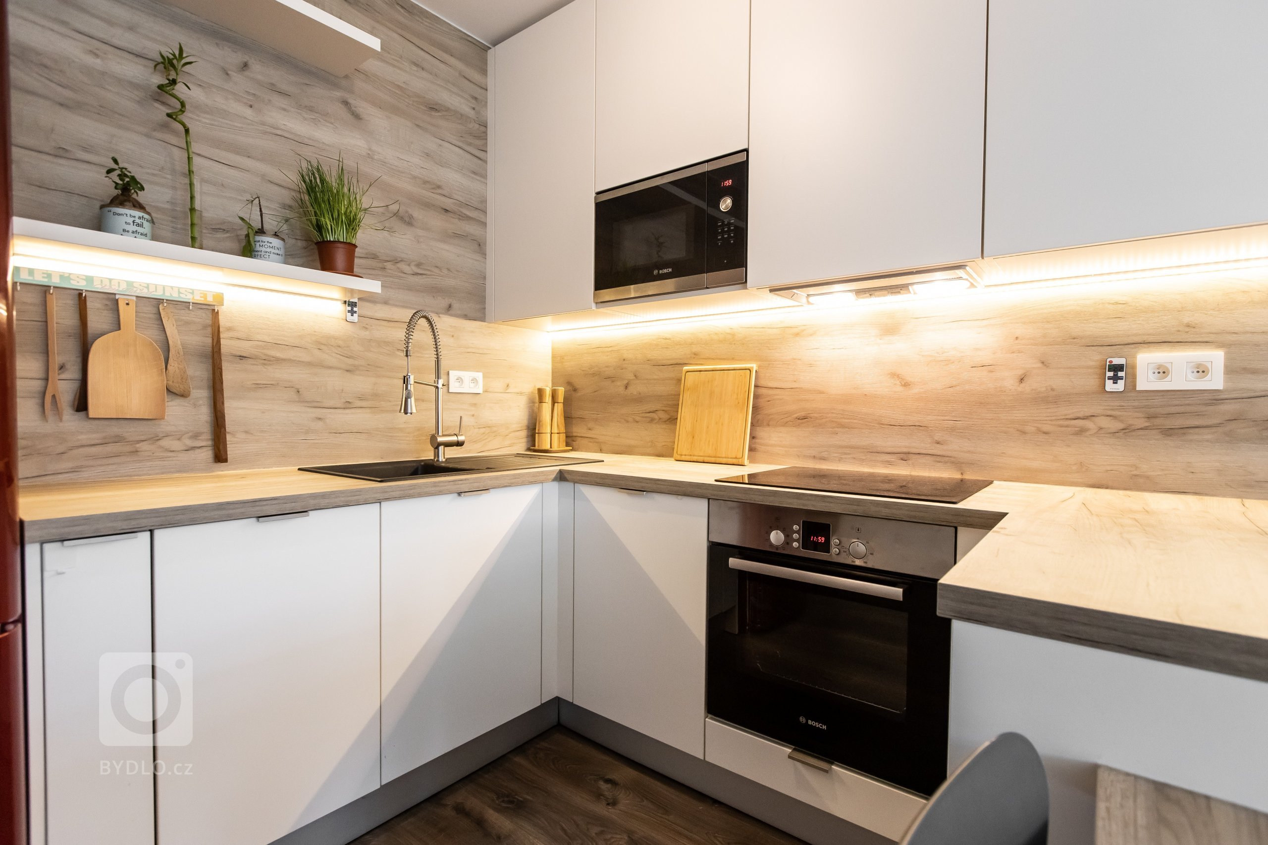 Moderným trendom dispozičného riešenia interiérov je prepojenie dvoch priestorov, v ktorých trávime počas dňa naviac času - kuchyne a obývačky. Riešenie stola,…