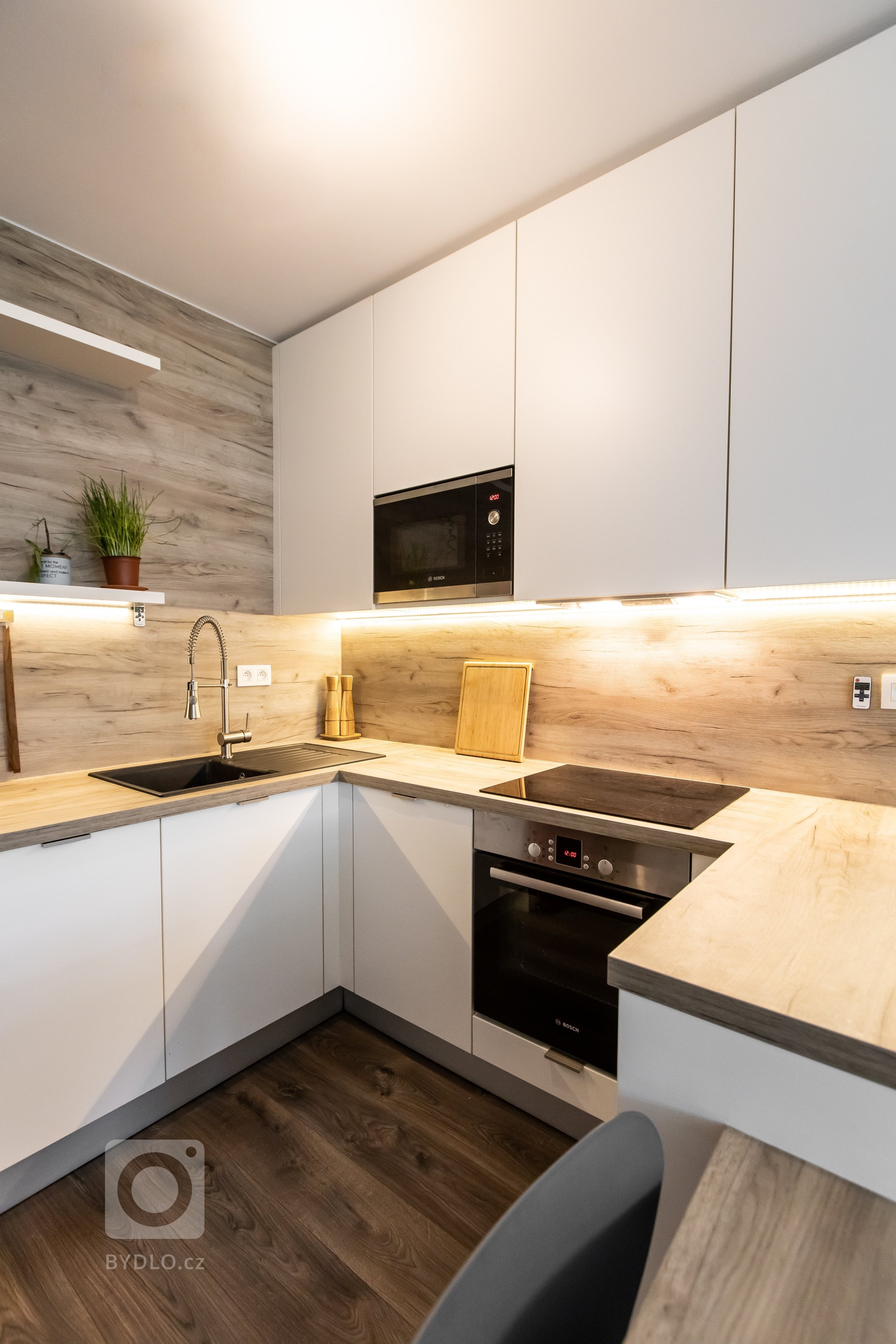 Moderným trendom dispozičného riešenia interiérov je prepojenie dvoch priestorov, v ktorých trávime počas dňa naviac času - kuchyne a obývačky. Riešenie stola,…