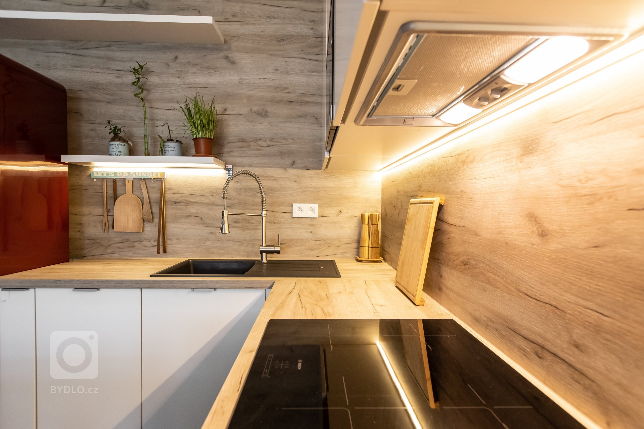 Moderným trendom dispozičného riešenia interiérov je prepojenie dvoch priestorov, v ktorých trávime počas dňa naviac času - kuchyne a obývačky. Riešenie stola,…