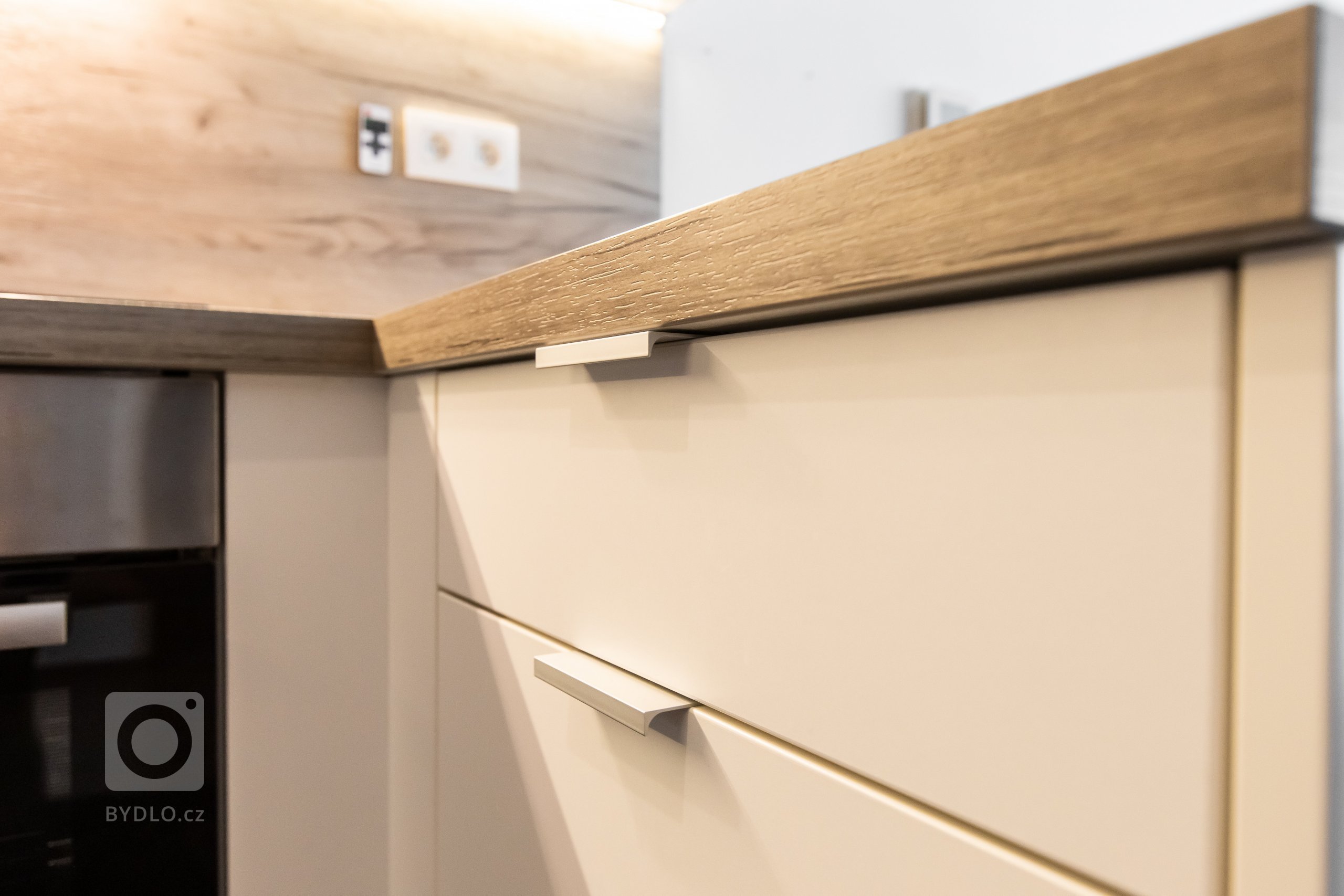 Moderným trendom dispozičného riešenia interiérov je prepojenie dvoch priestorov, v ktorých trávime počas dňa naviac času - kuchyne a obývačky. Riešenie stola,…