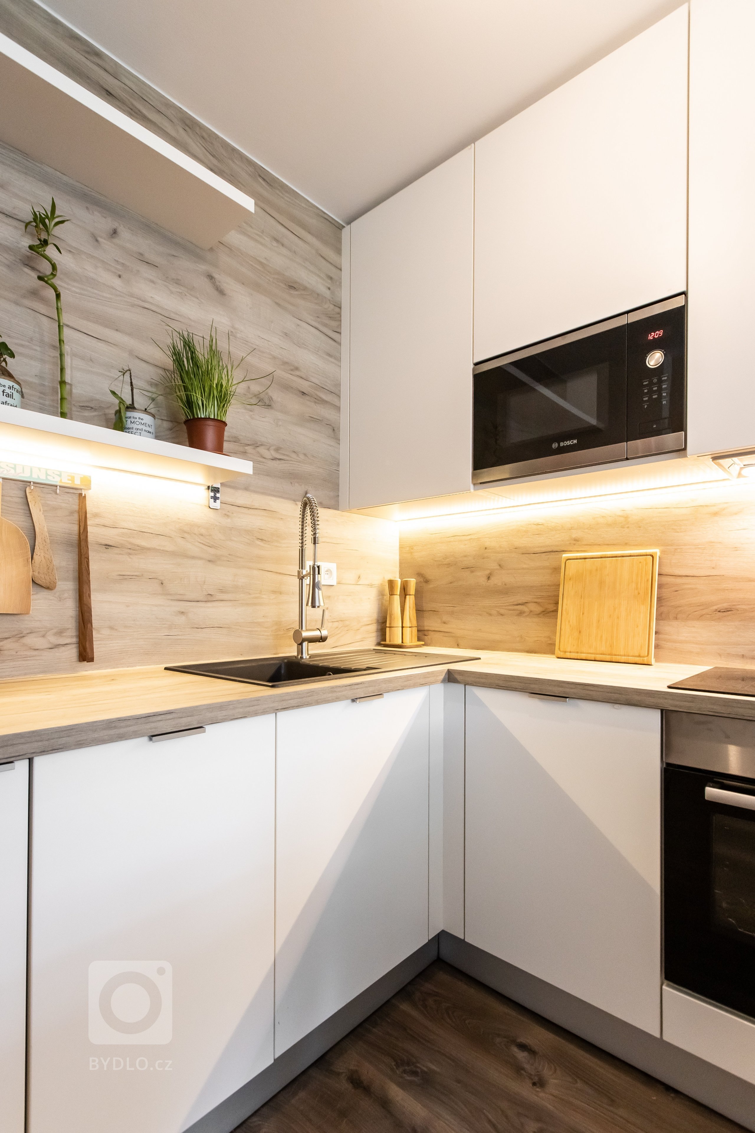 Moderným trendom dispozičného riešenia interiérov je prepojenie dvoch priestorov, v ktorých trávime počas dňa naviac času - kuchyne a obývačky. Riešenie stola,…