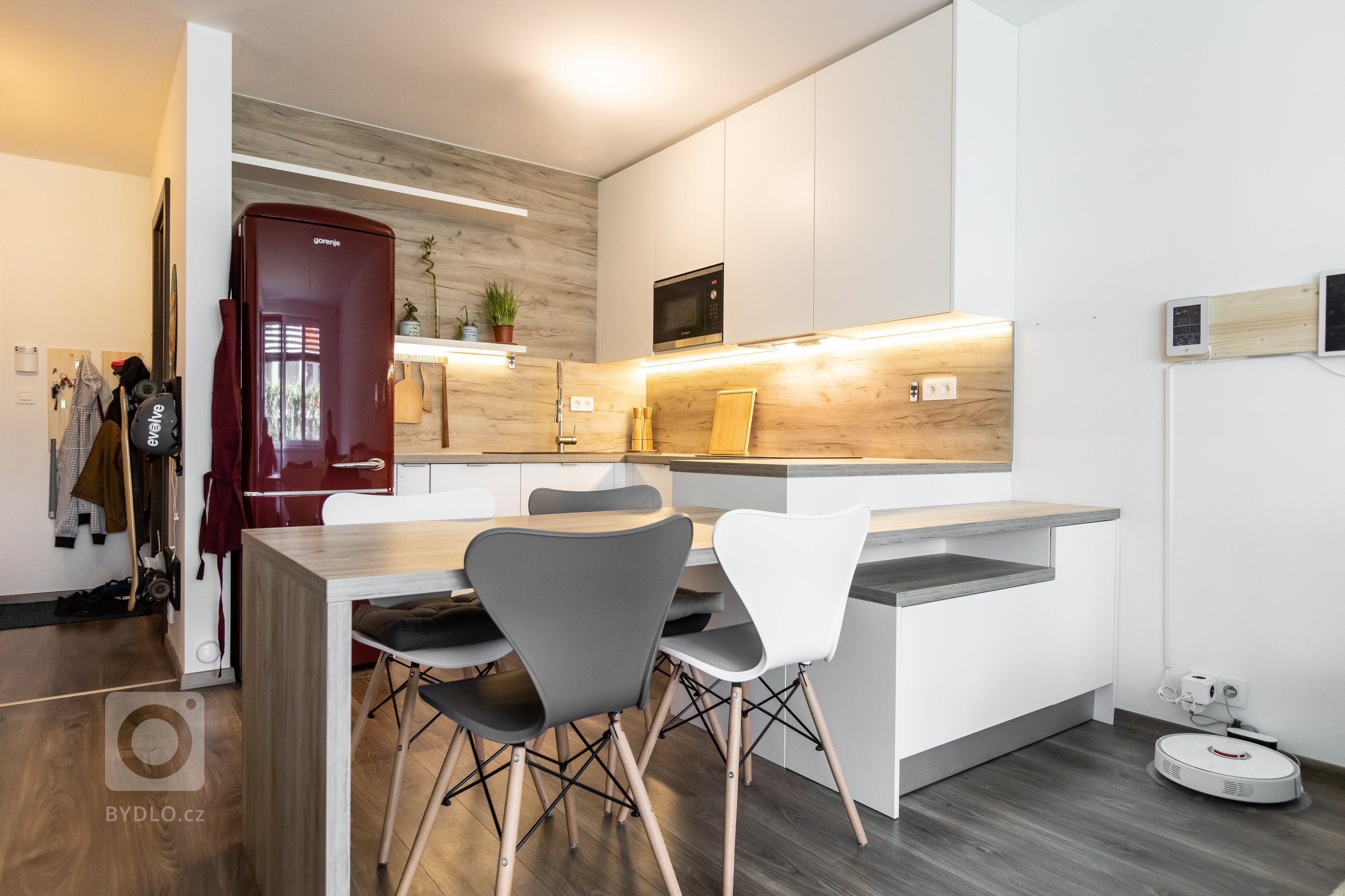 Moderným trendom dispozičného riešenia interiérov je prepojenie dvoch priestorov, v ktorých trávime počas dňa naviac času - kuchyne a obývačky. Riešenie stola,…