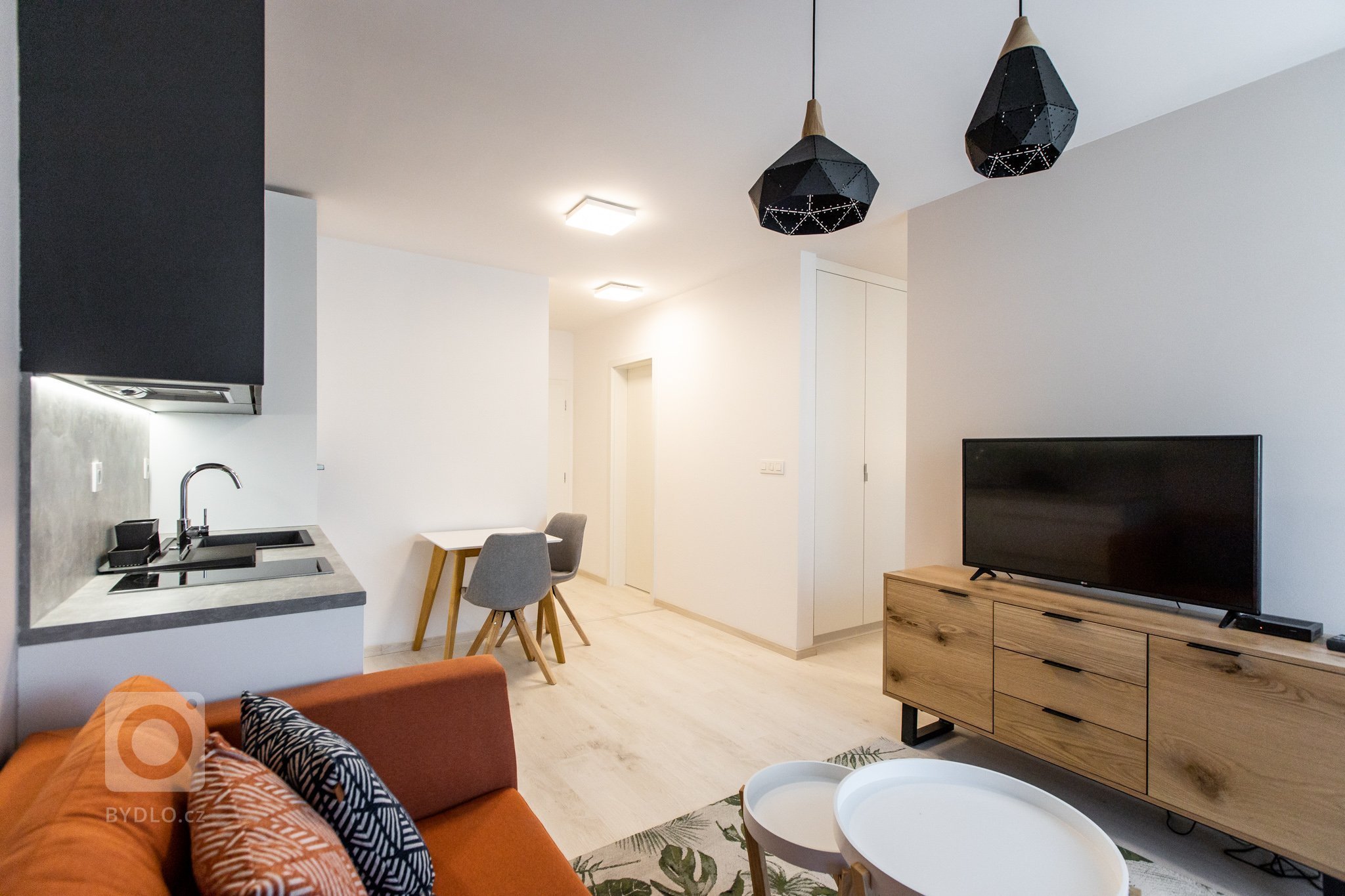 Jednoizbový byt v Malých Krasňanoch - vkusne zariadená obývacia časť s kuchyňou. V spacej časti sme zhotovili vstavané skrine v bielej farbe aby čo najviac…