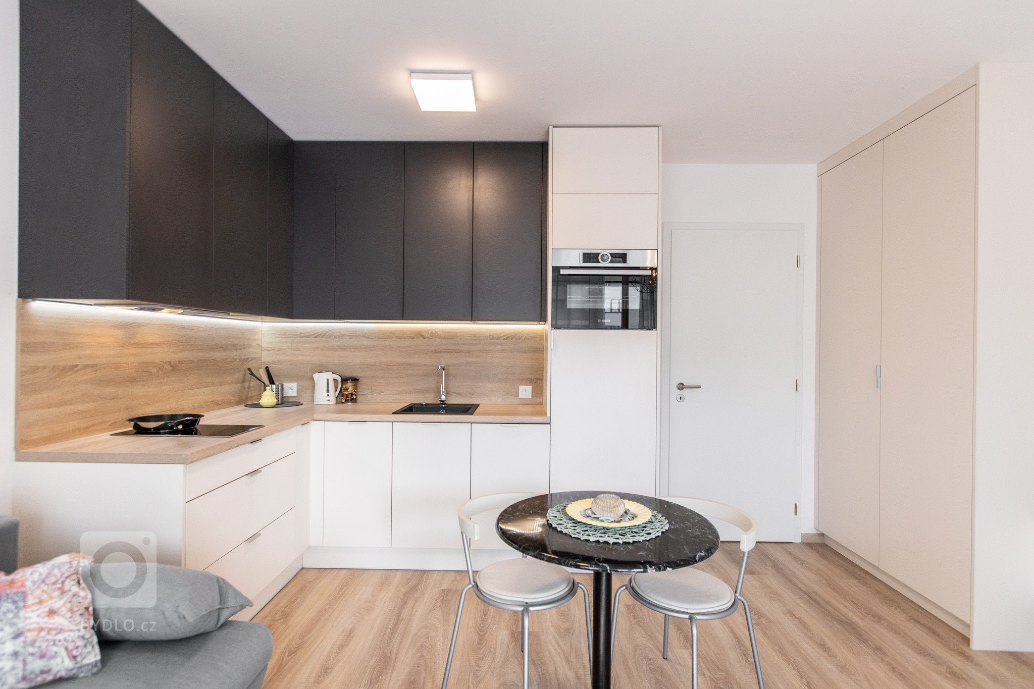 Horné skrinky - antracitový mat
Dolné skrinky a TV skrinka - Biely mat s L madlom
&nbsp;
