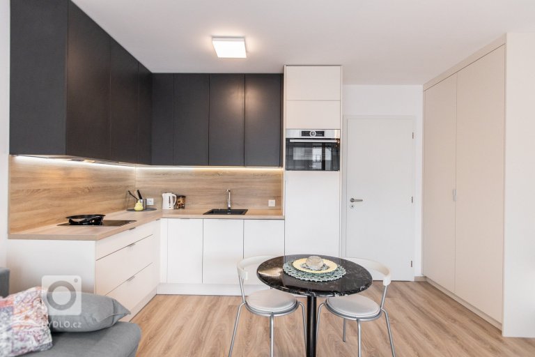 add picture to album