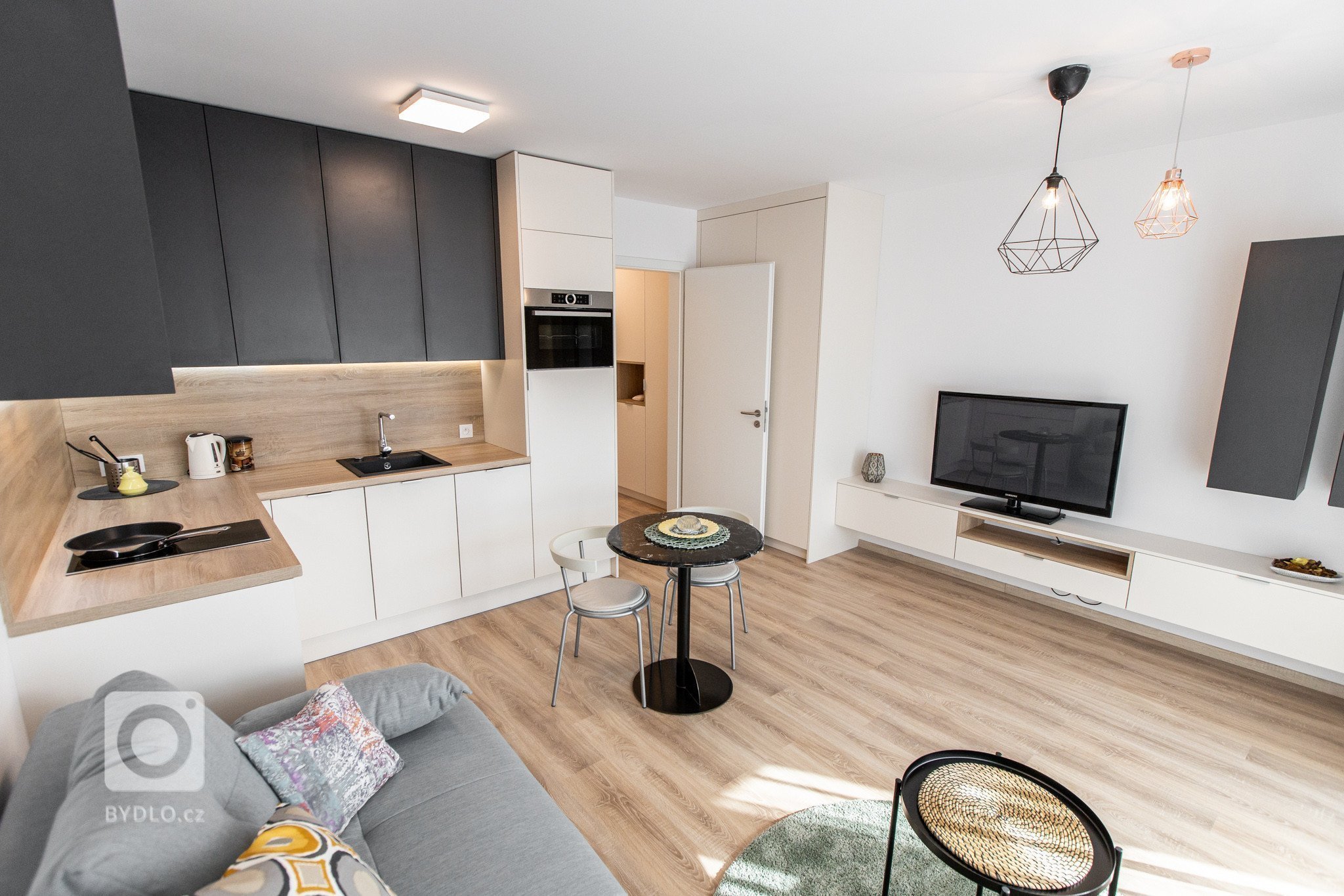 Horné skrinky - antracitový mat
Dolné skrinky a TV skrinka - Biely mat s L madlom
&nbsp;
