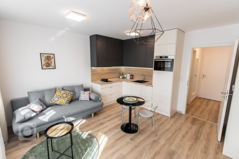 Horné skrinky - antracitový mat
Dolné skrinky a TV skrinka - Biely mat s L madlom
&nbsp;
