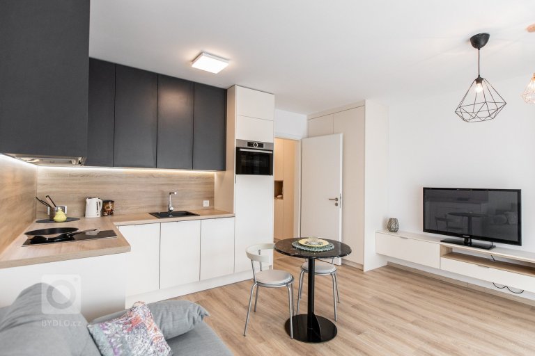 Horné skrinky - antracitový mat
Dolné skrinky a TV skrinka - Biely mat s L madlom
&nbsp;
