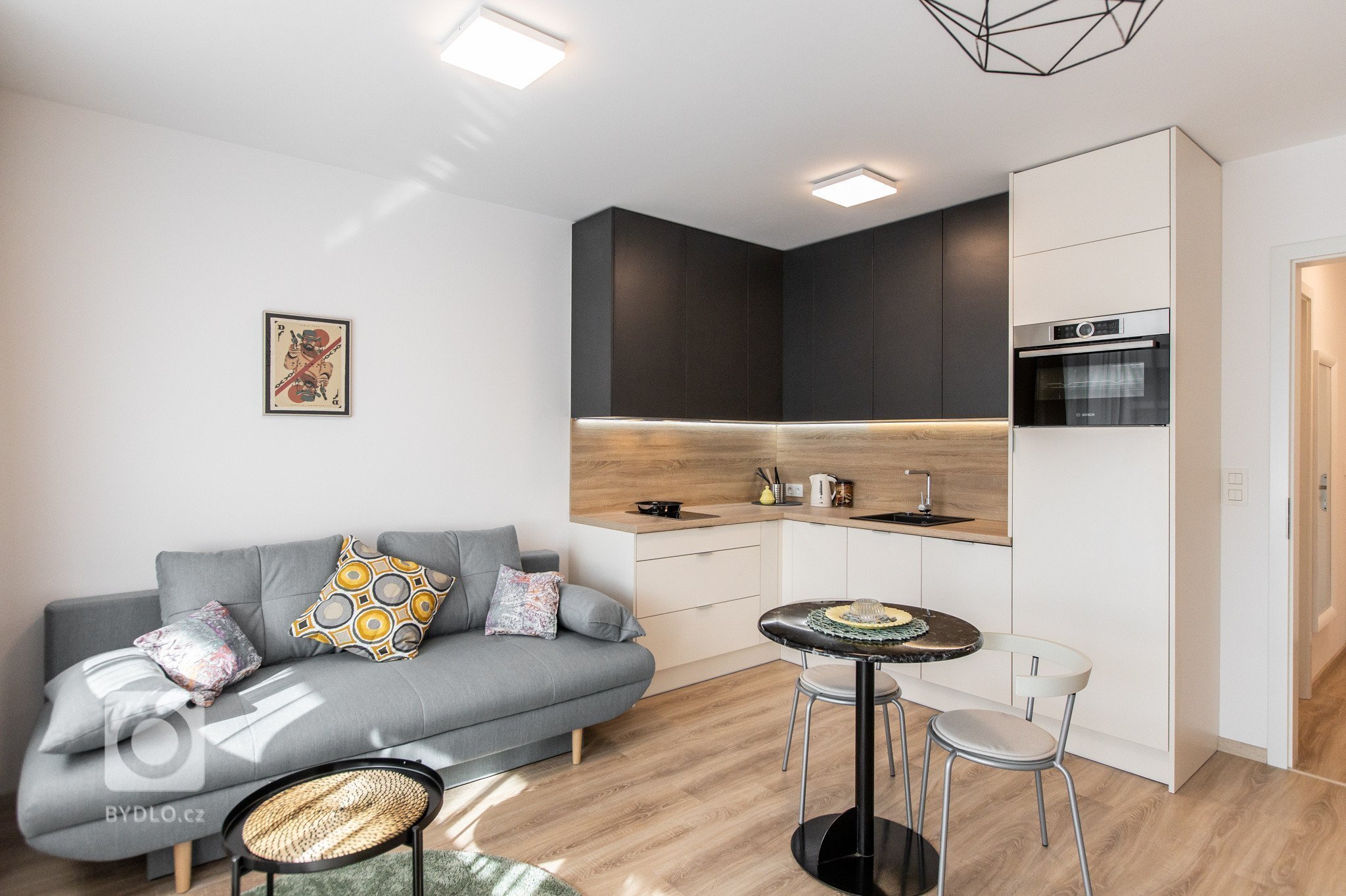 Horné skrinky - antracitový mat
Dolné skrinky a TV skrinka - Biely mat s L madlom
&nbsp;
