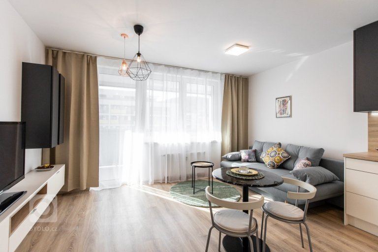 Horné skrinky - antracitový mat
Dolné skrinky a TV skrinka - Biely mat s L madlom
&nbsp;
