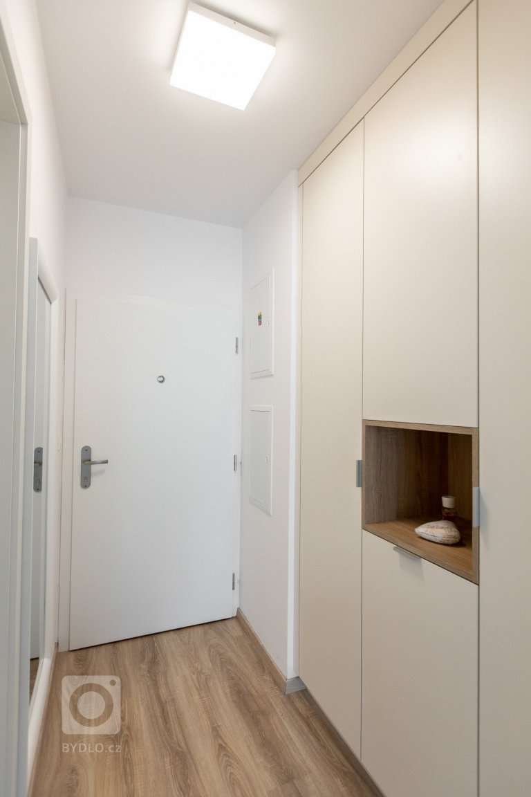 Horné skrinky - antracitový mat
Dolné skrinky a TV skrinka - Biely mat s L madlom
&nbsp;
