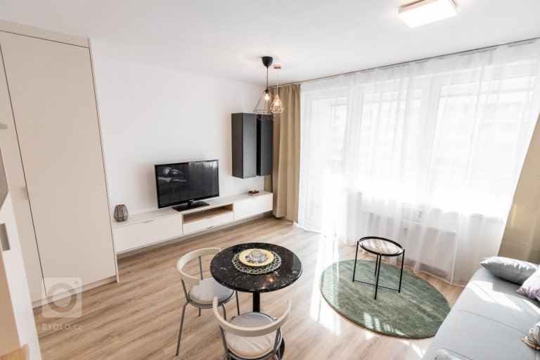 Horné skrinky - antracitový mat
Dolné skrinky a TV skrinka - Biely mat s L madlom
&nbsp;
