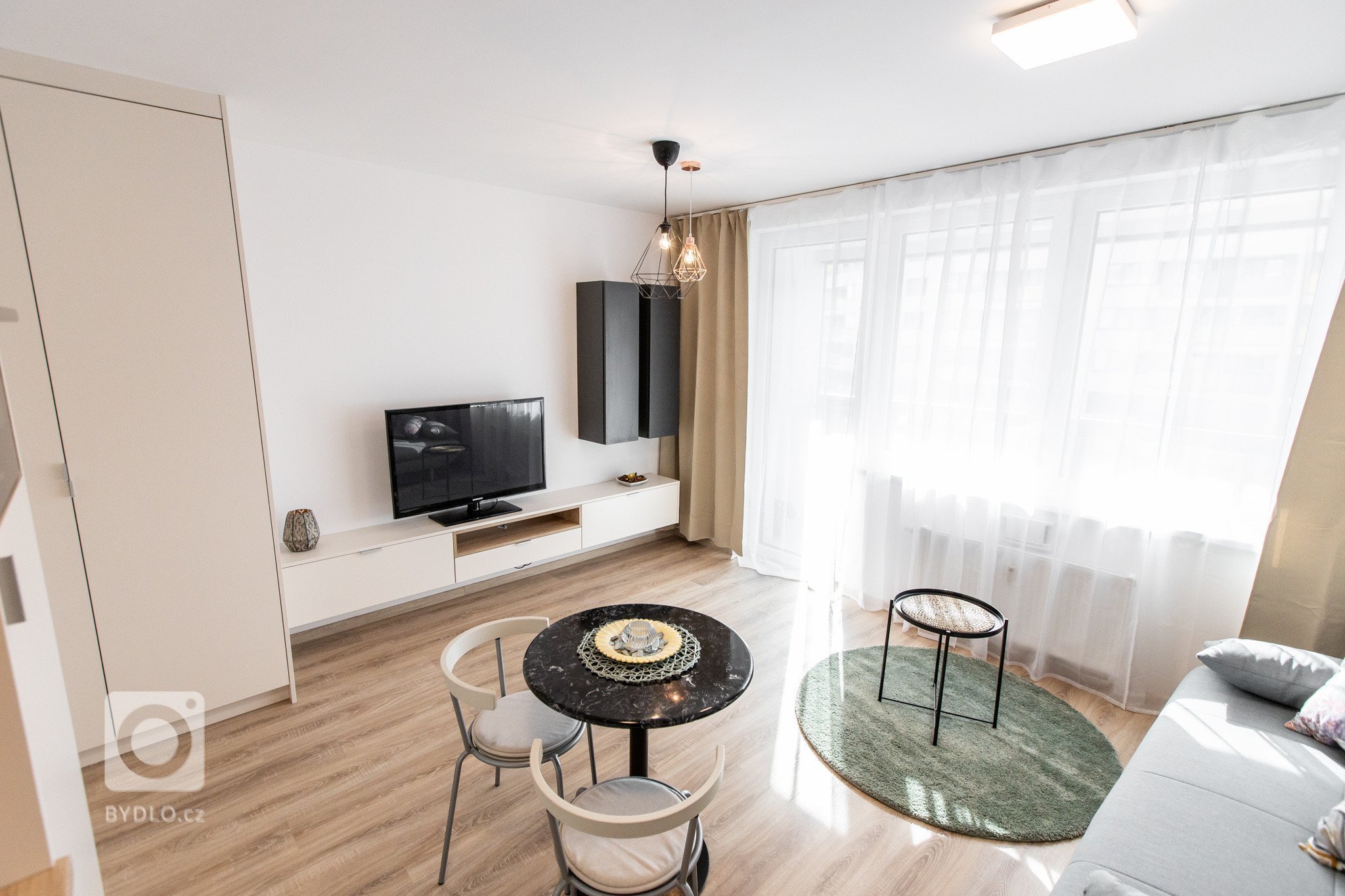 Horné skrinky - antracitový mat
Dolné skrinky a TV skrinka - Biely mat s L madlom
&nbsp;
