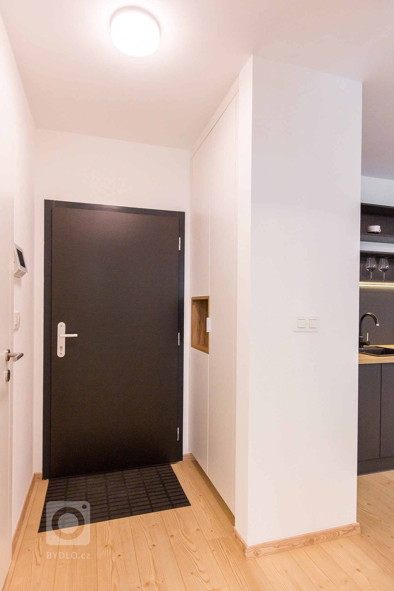 Dizajnova antracitová kuchyňa s dekorom dub zlatý - prepojenie s obývačkou. Vstavané minimalistické skrine v spálni a v detskej izbe.
