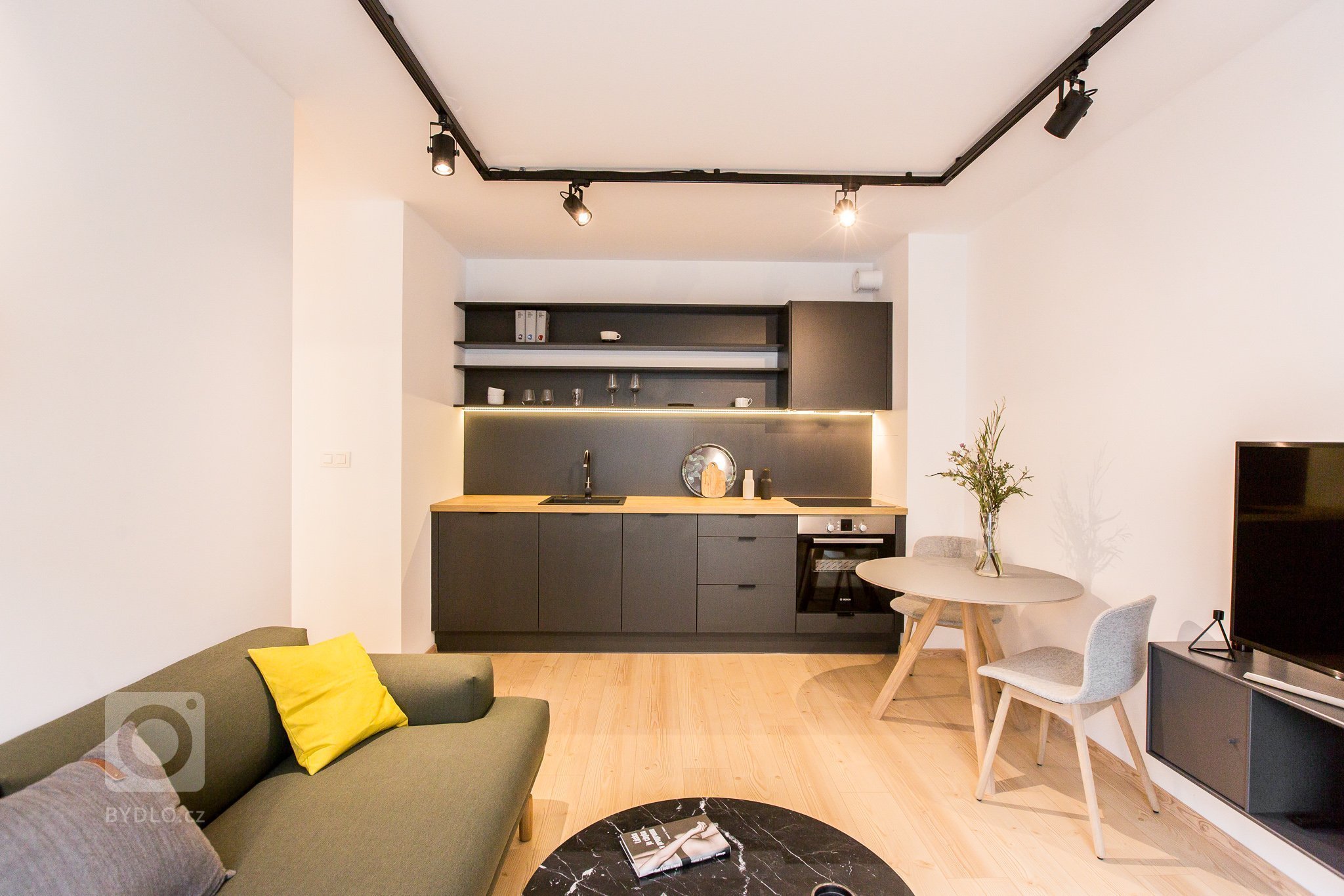 Dizajnova antracitová kuchyňa s dekorom dub zlatý - prepojenie s obývačkou. Vstavané minimalistické skrine v spálni a v detskej izbe.
