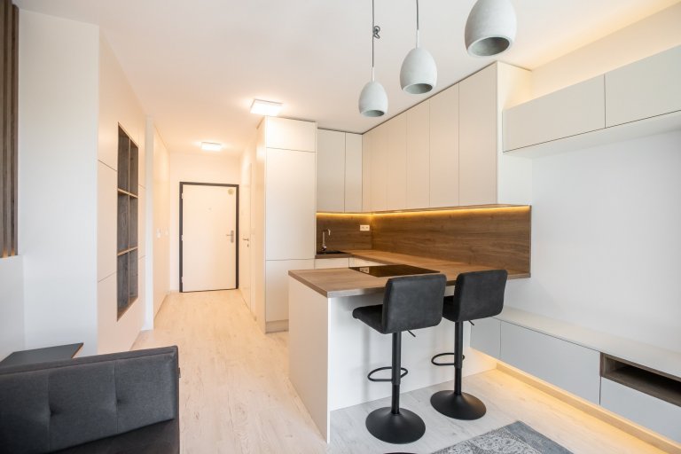 Krásne zariadený apartmán v projekte Urban Residence. Kuchyňa a nábytok na mieru spolu dokonale ladia, aby zbytočne nezatažili priestor. Nábytok a kuchyňa sú z…