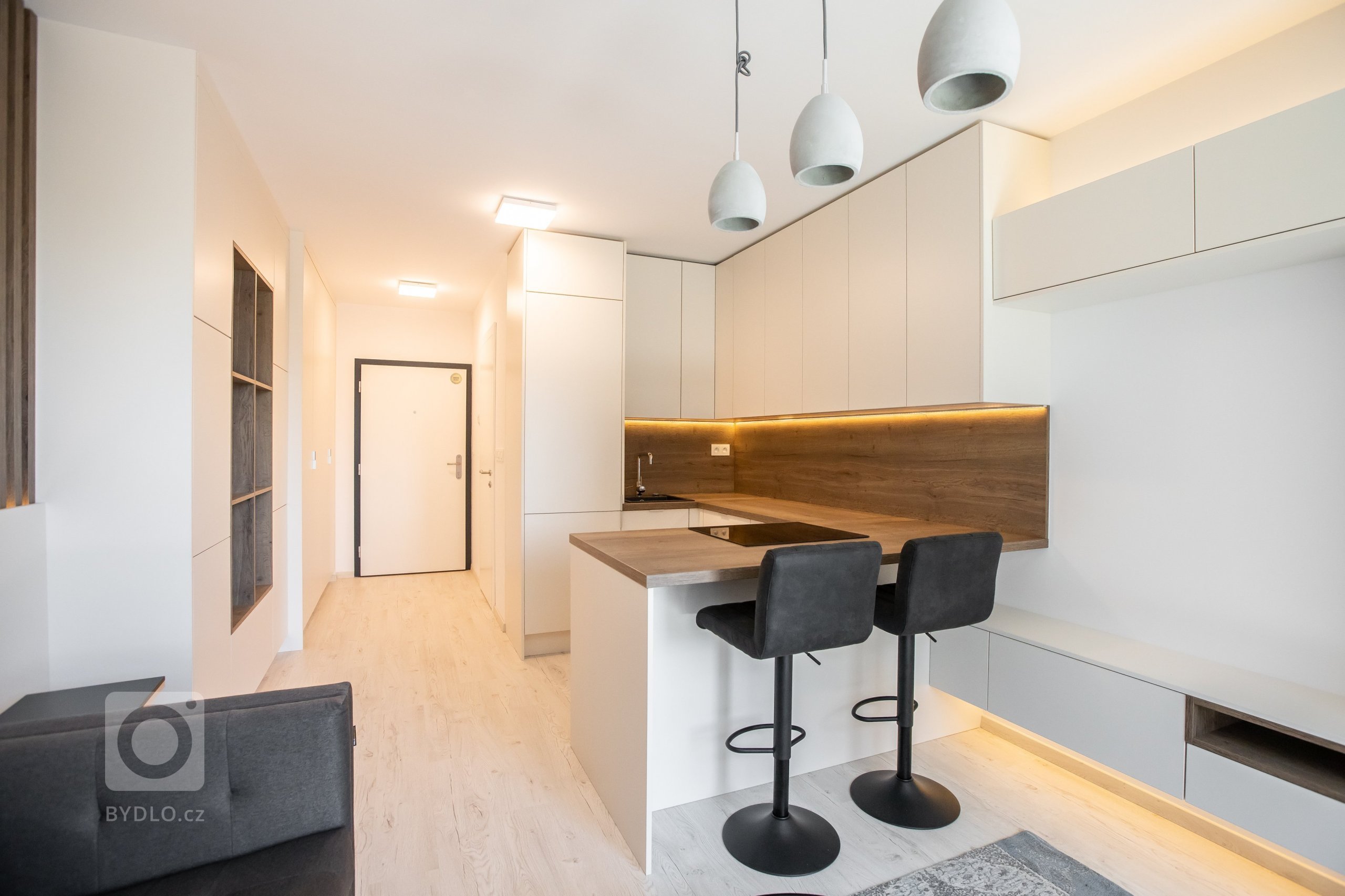 Krásne zariadený apartmán v projekte Urban Residence. Kuchyňa a nábytok na mieru spolu dokonale ladia, aby zbytočne nezatažili priestor. Nábytok a kuchyňa sú z…