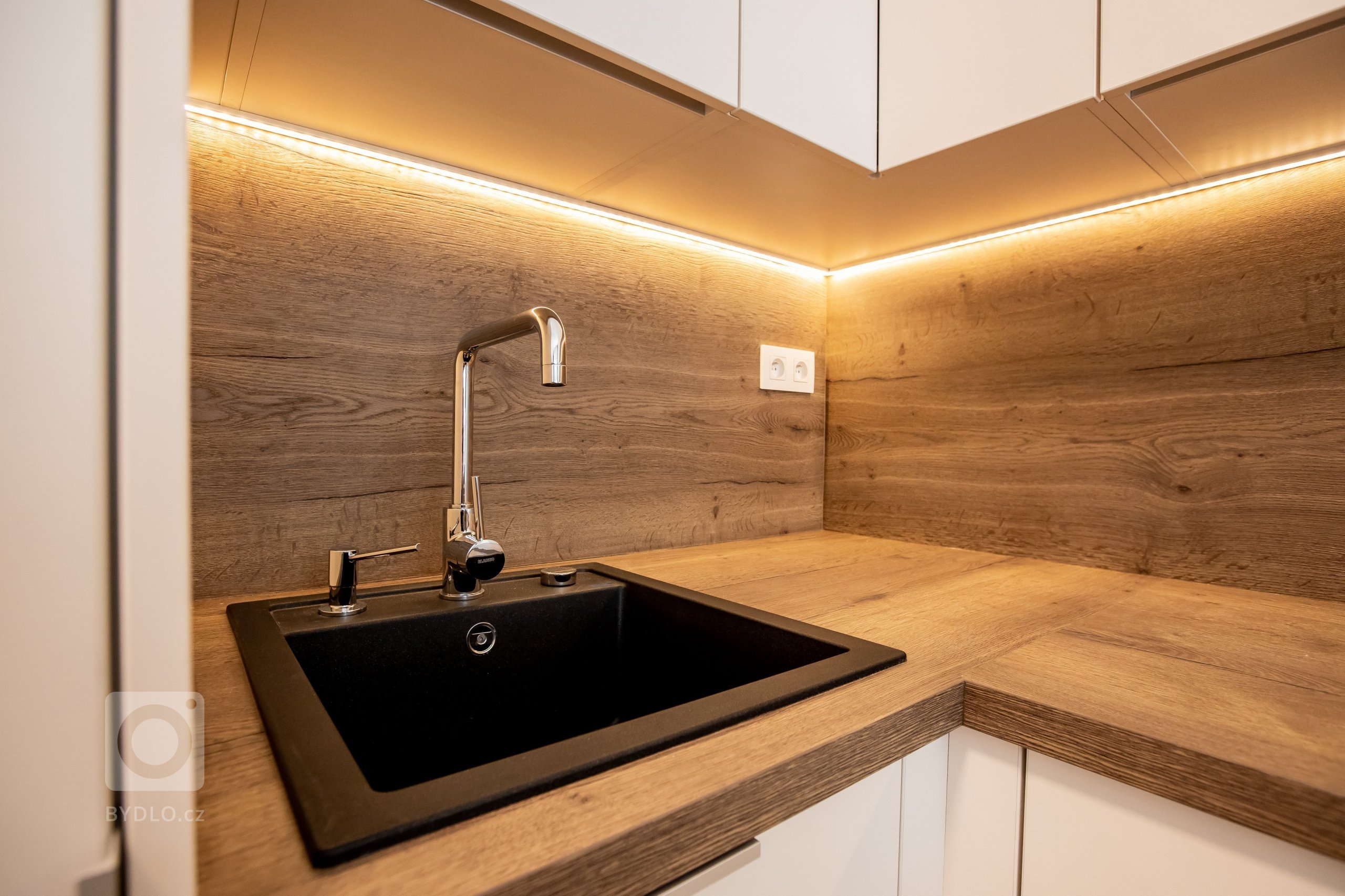 Krásne zariadený apartmán v projekte Urban Residence. Kuchyňa a nábytok na mieru spolu dokonale ladia, aby zbytočne nezatažili priestor. Nábytok a kuchyňa sú z…