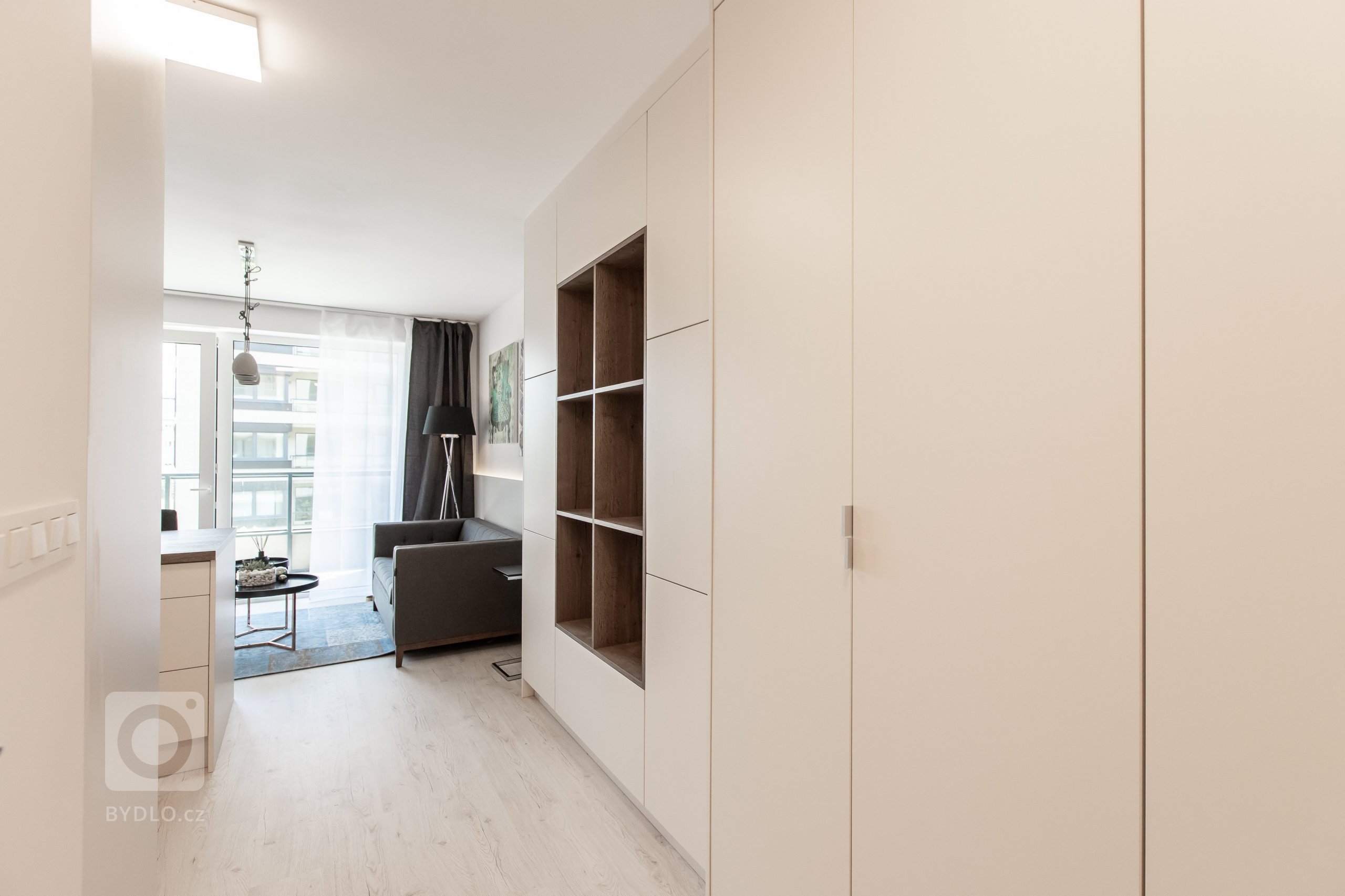 Krásne zariadený apartmán v projekte Urban Residence. Kuchyňa a nábytok na mieru spolu dokonale ladia, aby zbytočne nezatažili priestor. Nábytok a kuchyňa sú z…