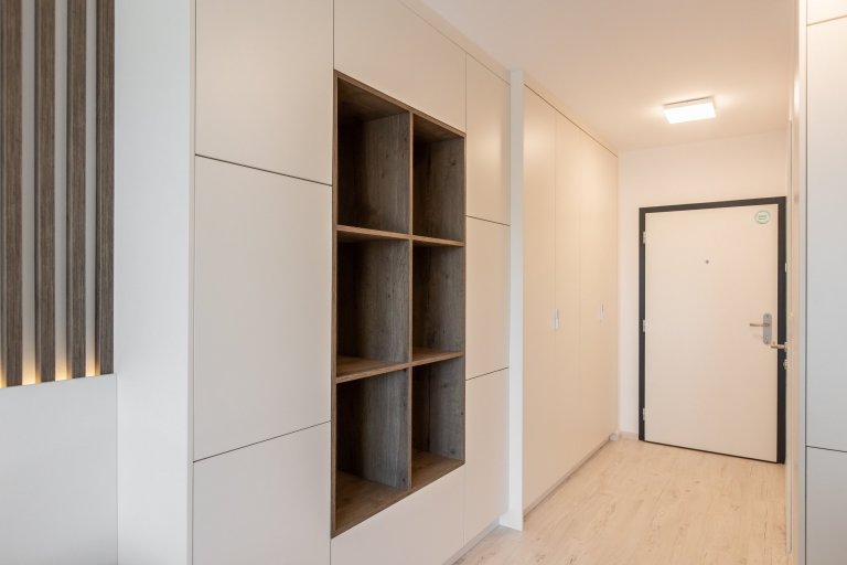 Krásne zariadený apartmán v projekte Urban Residence. Kuchyňa a nábytok na mieru spolu dokonale ladia, aby zbytočne nezatažili priestor. Nábytok a kuchyňa sú z…