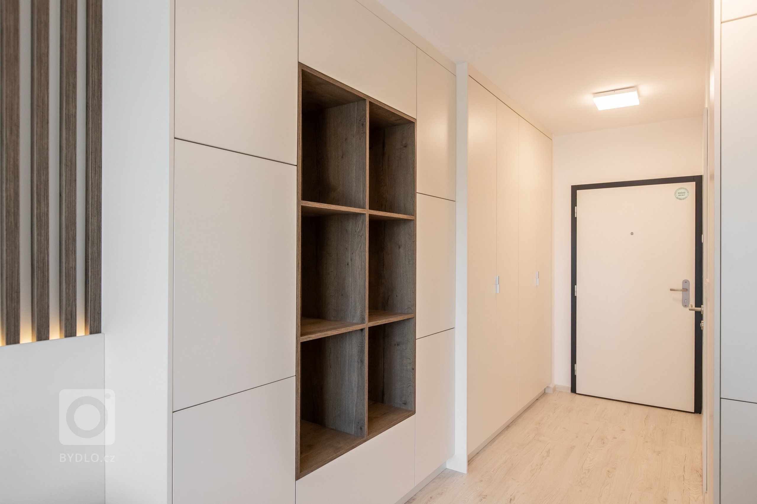 Krásne zariadený apartmán v projekte Urban Residence. Kuchyňa a nábytok na mieru spolu dokonale ladia, aby zbytočne nezatažili priestor. Nábytok a kuchyňa sú z…