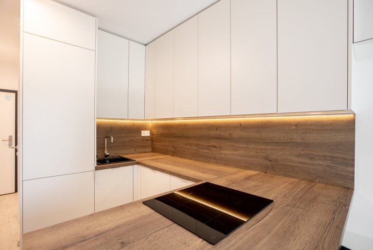 Krásne zariadený apartmán v projekte Urban Residence. Kuchyňa a nábytok na mieru spolu dokonale ladia, aby zbytočne nezatažili priestor. Nábytok a kuchyňa sú z…