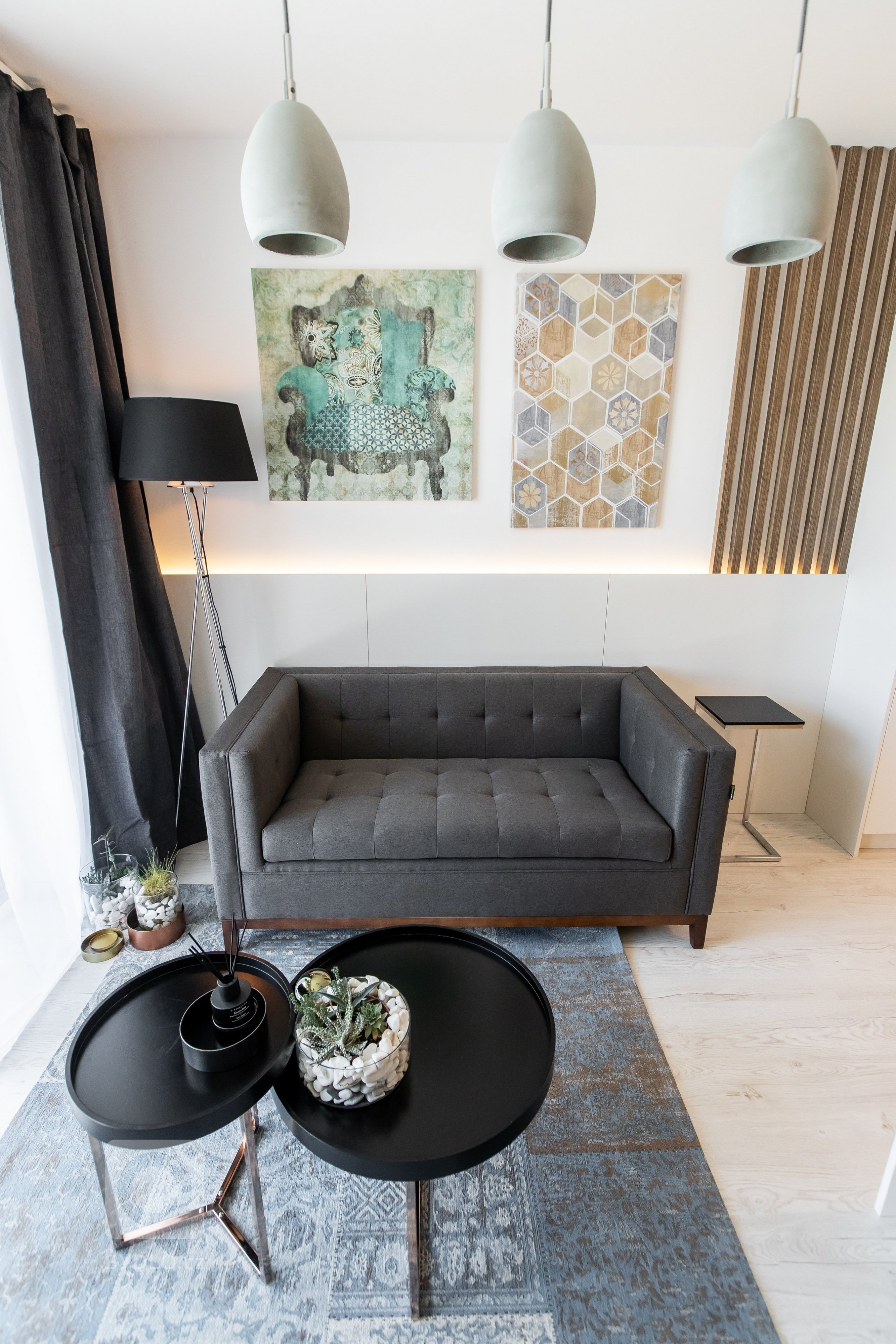 Krásne zariadený apartmán v projekte Urban Residence. Kuchyňa a nábytok na mieru spolu dokonale ladia, aby zbytočne nezatažili priestor. Nábytok a kuchyňa sú z…