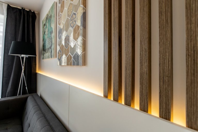 Krásne zariadený apartmán v projekte Urban Residence. Kuchyňa a nábytok na mieru spolu dokonale ladia, aby zbytočne nezatažili priestor. Nábytok a kuchyňa sú z…