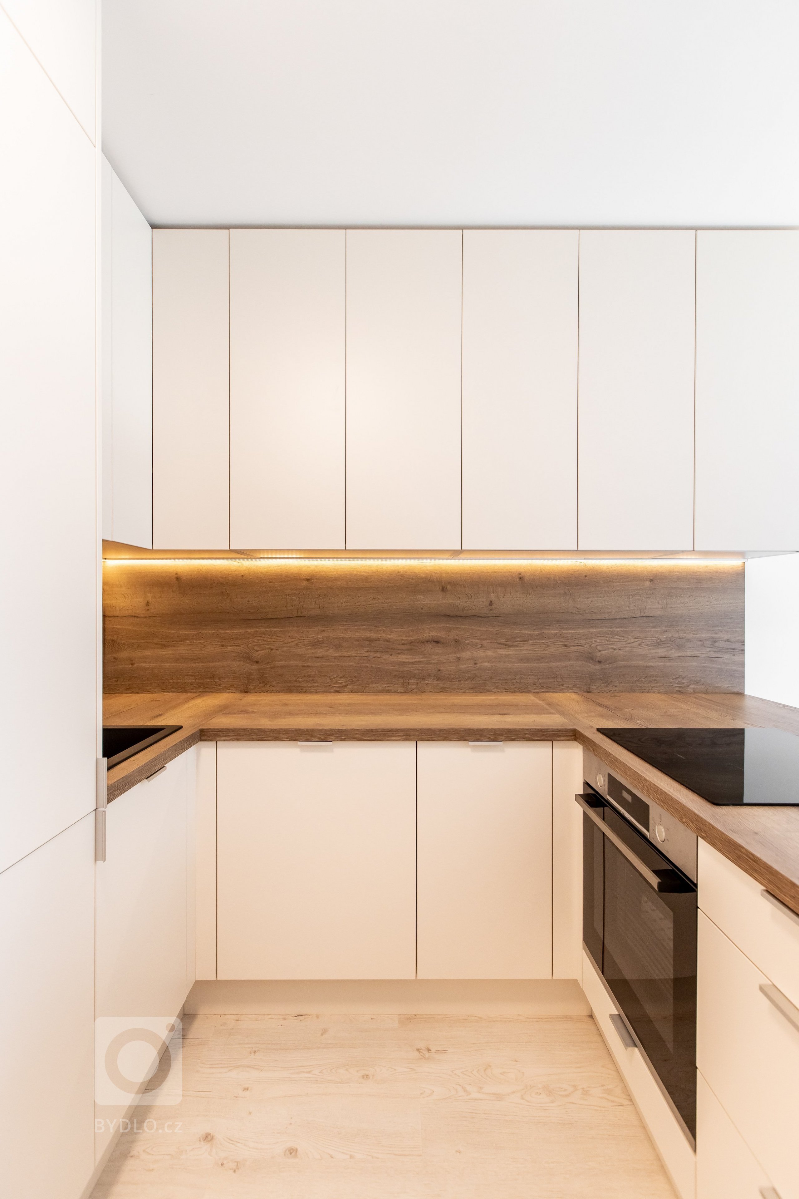 Krásne zariadený apartmán v projekte Urban Residence. Kuchyňa a nábytok na mieru spolu dokonale ladia, aby zbytočne nezatažili priestor. Nábytok a kuchyňa sú z…