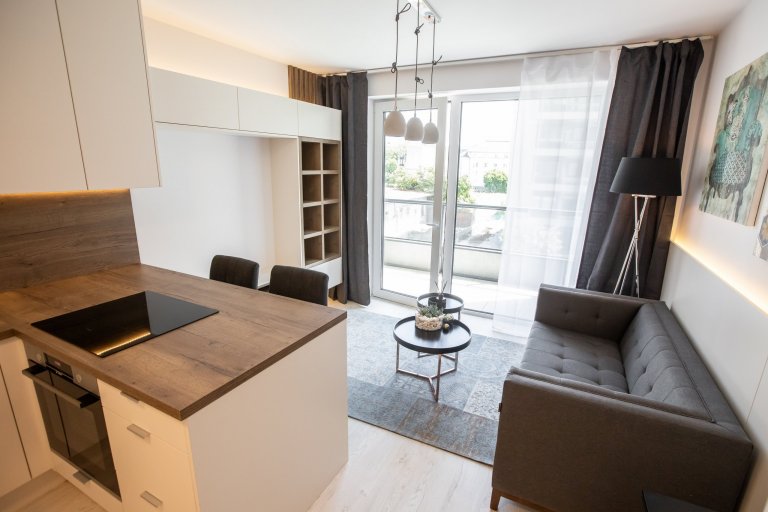 Krásne zariadený apartmán v projekte Urban Residence. Kuchyňa a nábytok na mieru spolu dokonale ladia, aby zbytočne nezatažili priestor. Nábytok a kuchyňa sú z…