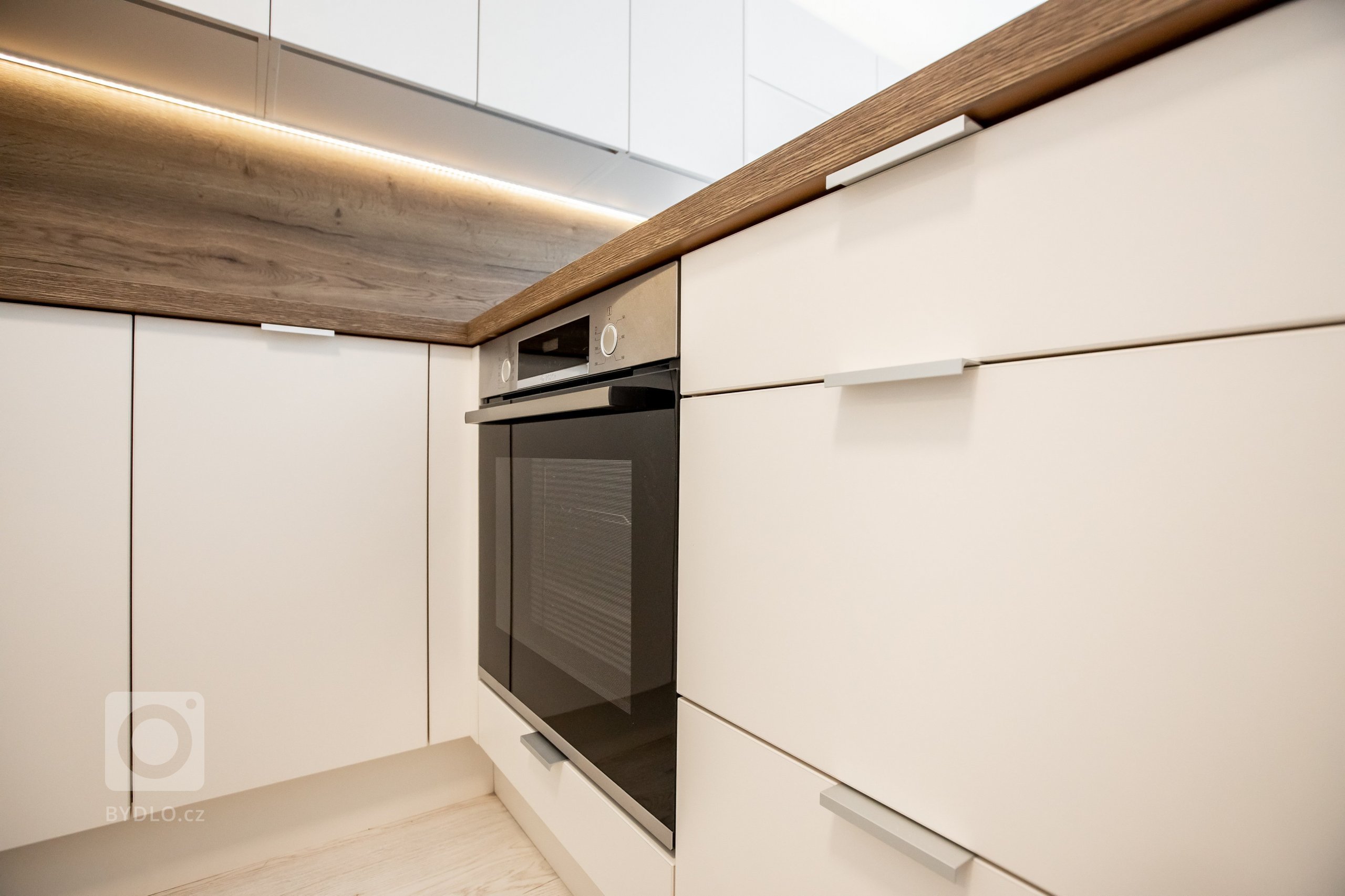 Krásne zariadený apartmán v projekte Urban Residence. Kuchyňa a nábytok na mieru spolu dokonale ladia, aby zbytočne nezatažili priestor. Nábytok a kuchyňa sú z…