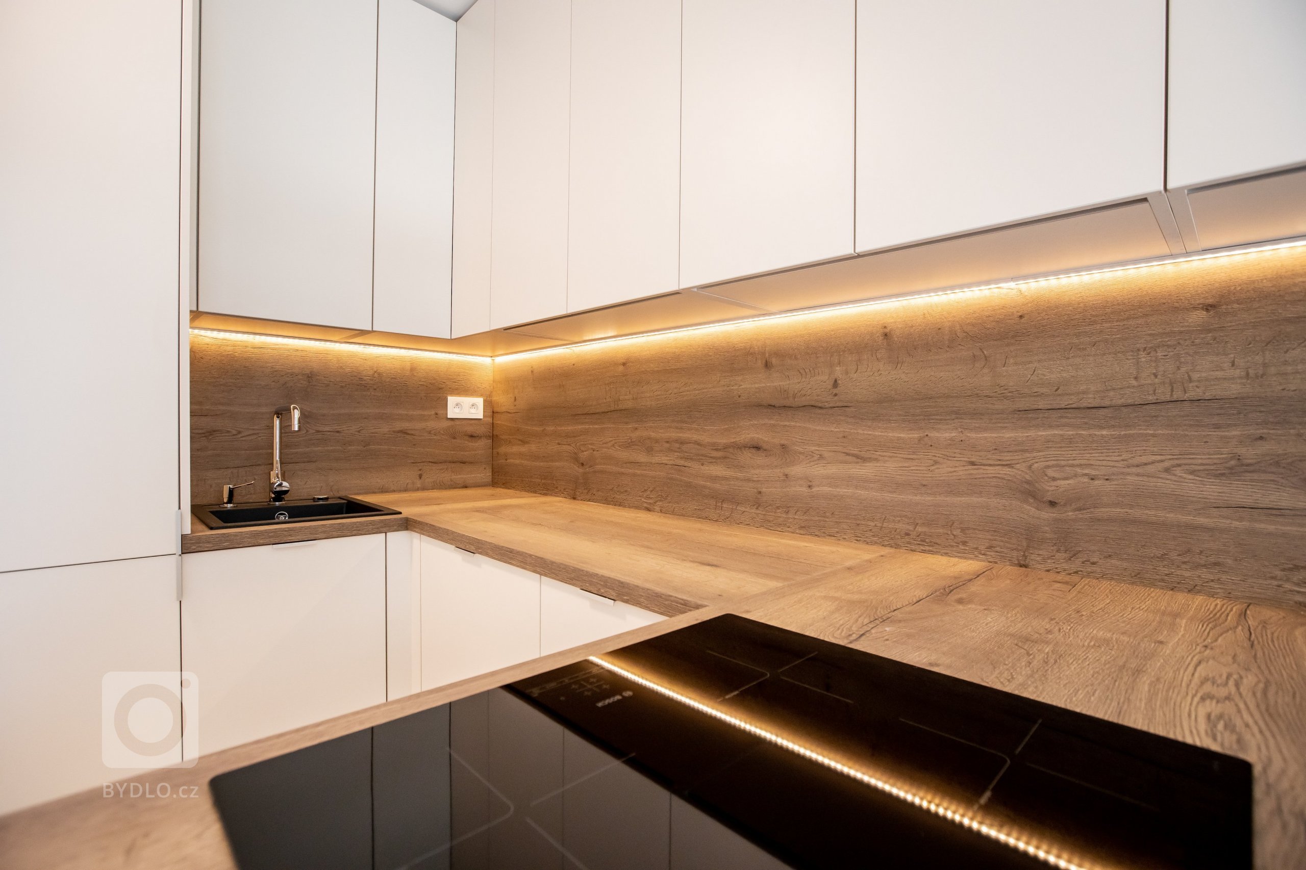 Krásne zariadený apartmán v projekte Urban Residence. Kuchyňa a nábytok na mieru spolu dokonale ladia, aby zbytočne nezatažili priestor. Nábytok a kuchyňa sú z…