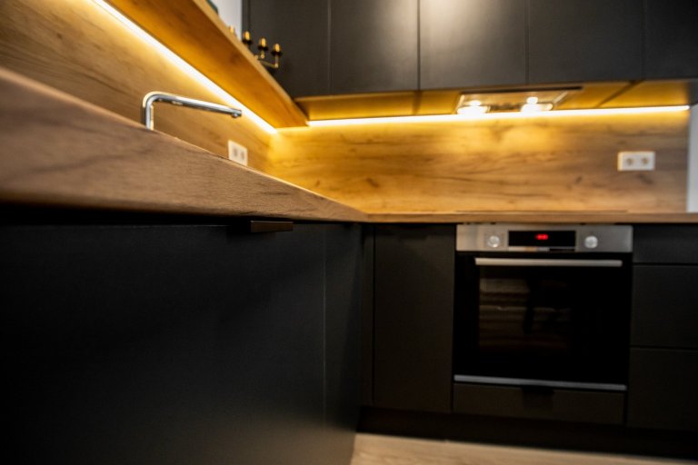 Antracitova kuchyna s obyvačkou - Malé Krasňany