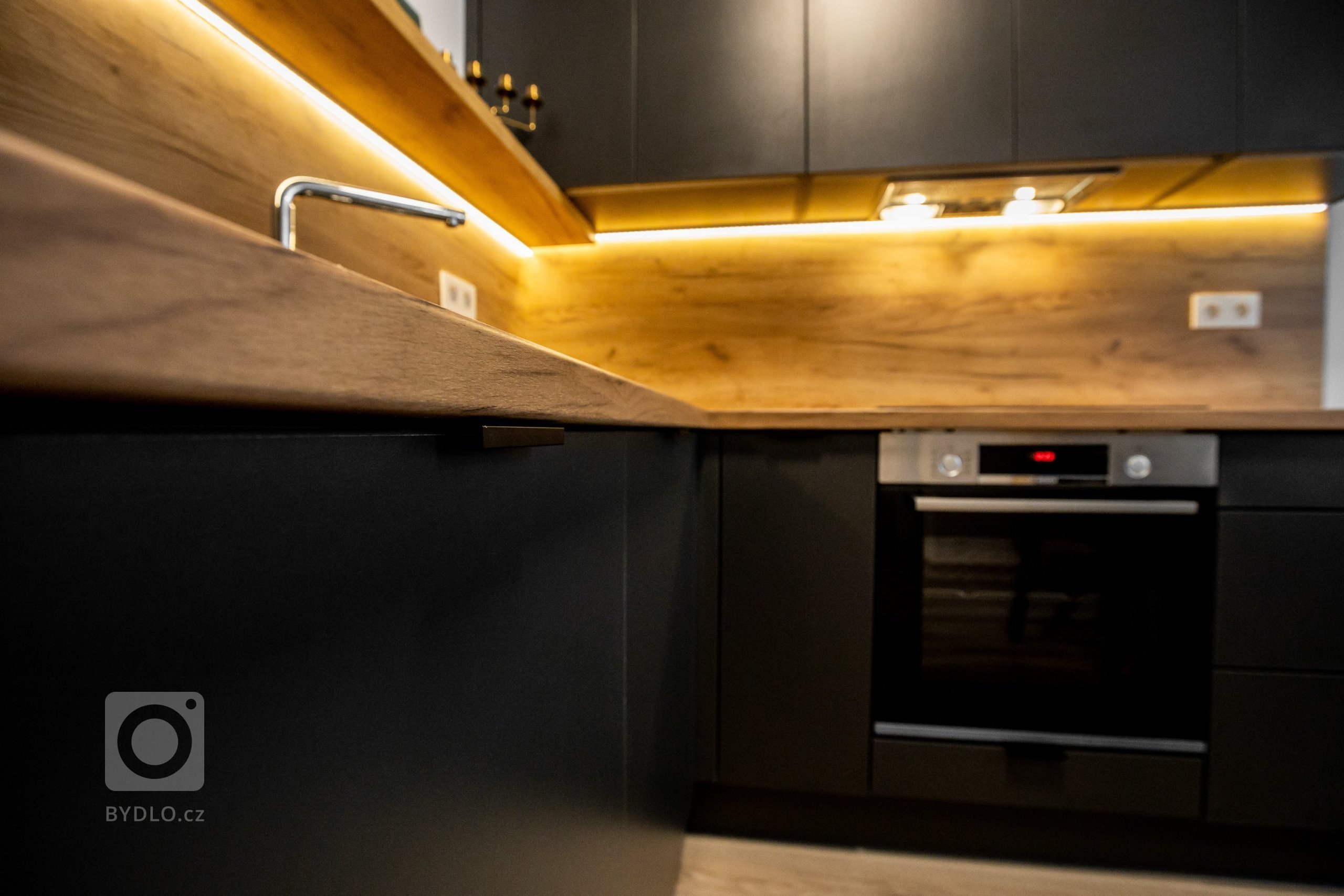 Antracitova kuchyna s obyvačkou - Malé Krasňany