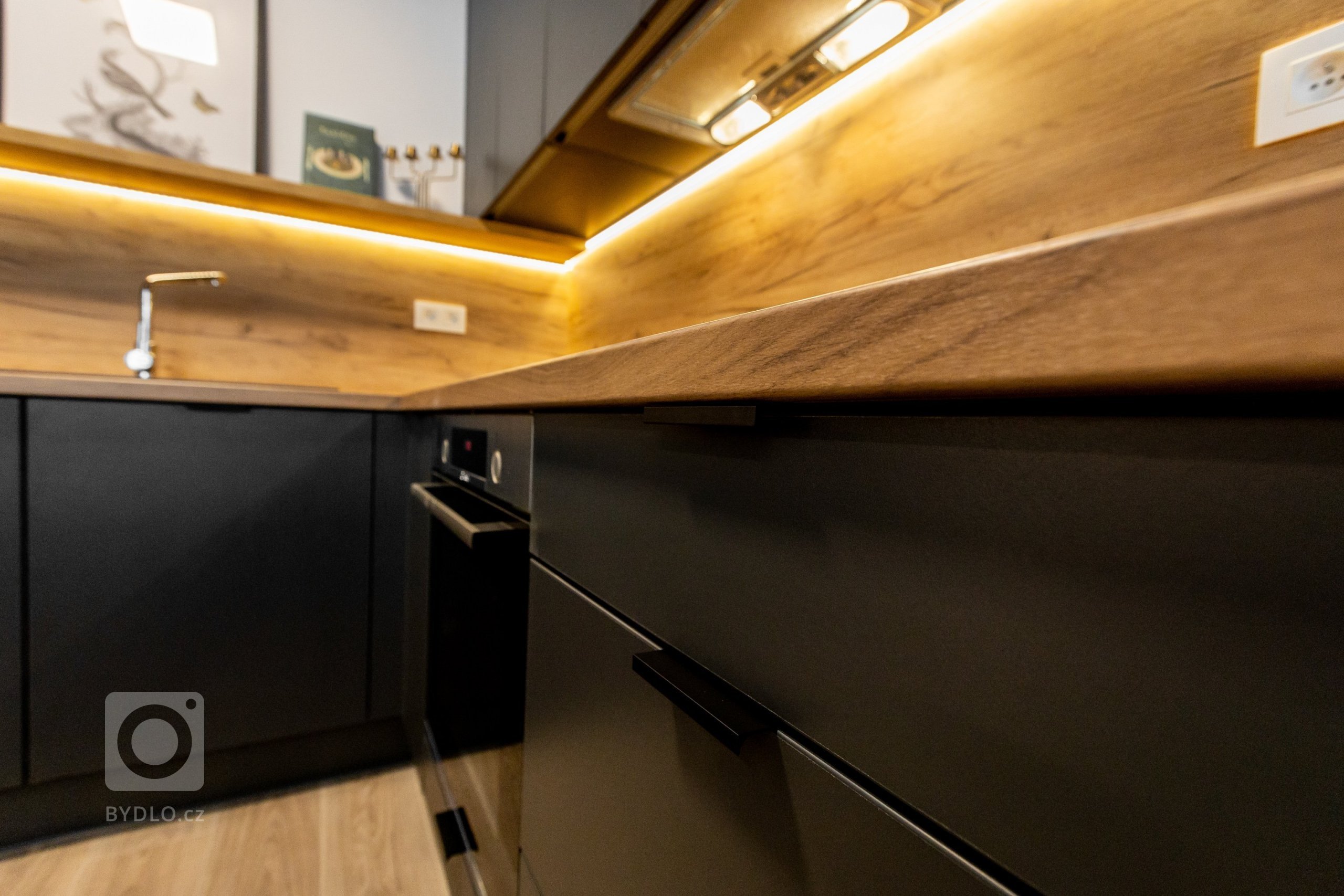 Antracitova kuchyna s obyvačkou - Malé Krasňany