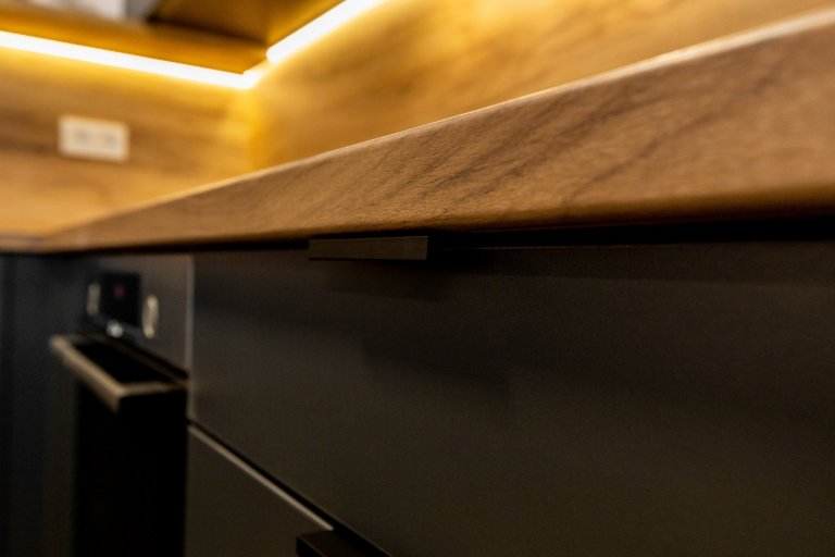 Antracitova kuchyna s obyvačkou - Malé Krasňany