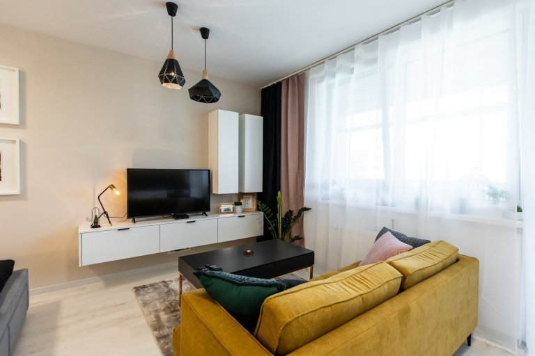 Apartmán v developerskom projekte Malé Krasňany, ktorý poníma obývaciu izbu, spálňu, aj kuchyňu v jednom priestore, no napriek tomu je táto realizácia krásna a…