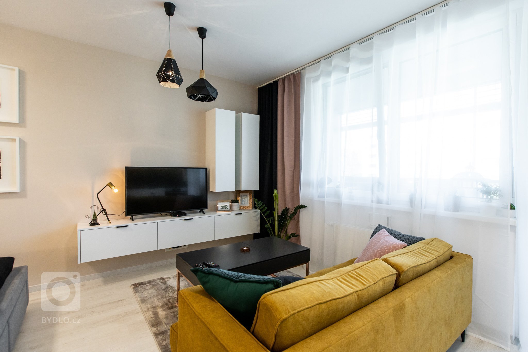 Apartmán v developerskom projekte Malé Krasňany, ktorý poníma obývaciu izbu, spálňu, aj kuchyňu v jednom priestore, no napriek tomu je táto realizácia krásna a…