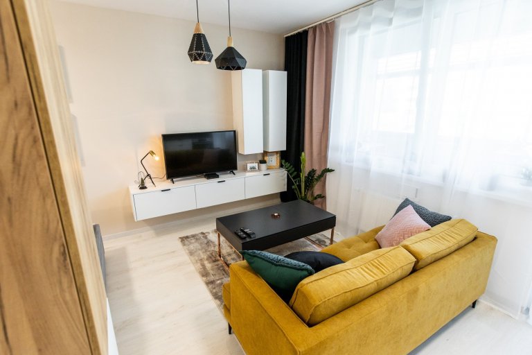 Apartmán v developerskom projekte Malé Krasňany, ktorý poníma obývaciu izbu, spálňu, aj kuchyňu v jednom priestore, no napriek tomu je táto realizácia krásna a…