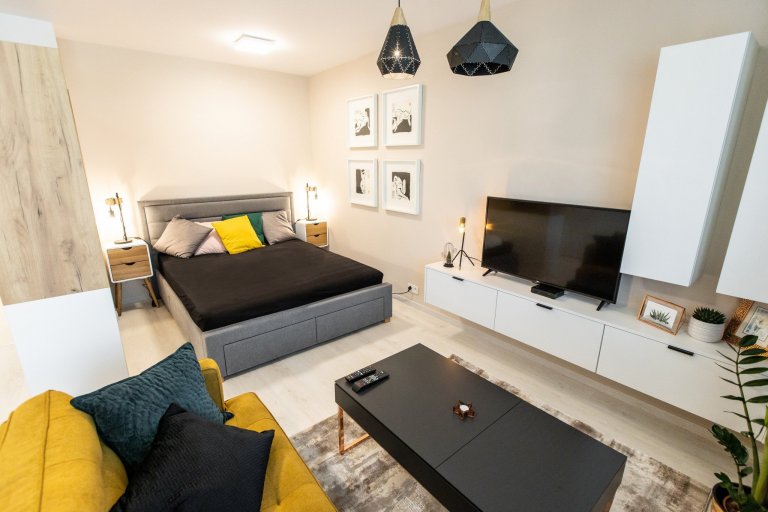 Apartmán v developerskom projekte Malé Krasňany, ktorý poníma obývaciu izbu, spálňu, aj kuchyňu v jednom priestore, no napriek tomu je táto realizácia krásna a…