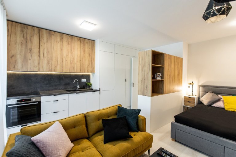 Apartmán v developerskom projekte Malé Krasňany, ktorý poníma obývaciu izbu, spálňu, aj kuchyňu v jednom priestore, no napriek tomu je táto realizácia krásna a…